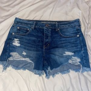 Distresses Jean Shorts in Medium Wash